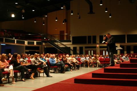Picture of Jamie Ward teaching during a Wednesday night sermon at Hillvue.